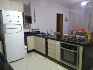Geladeira, micro-ondas, fogão, cooktop