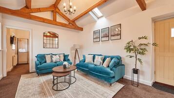 House | Living area | 32-inch flat-screen TV with digital channels, TV