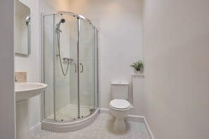 House | Bathroom | Shower, towels - Gannet Cottage (Bridlington)