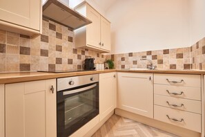 House | Private kitchen | Fridge, microwave, oven, stovetop - Gannet Cottage (Bridlington)