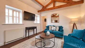 House | Living area | 32-inch flat-screen TV with digital channels, TV