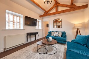 House | Living area | 32-inch flat-screen TV with digital channels, TV