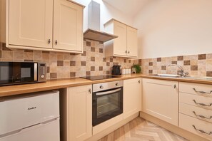 House | Private kitchen | Fridge, microwave, oven, stovetop - Gannet Cottage (Bridlington)