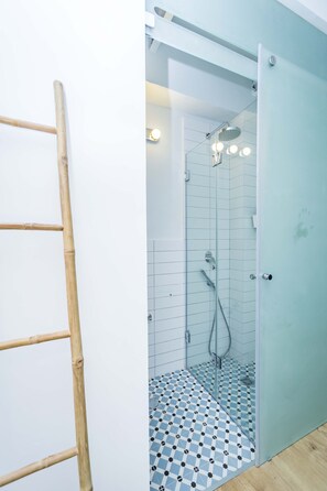 Haartrockner, Handtücher, Seife, Toilettenpapier