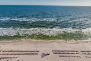 Sulla spiaggia, lettini da mare