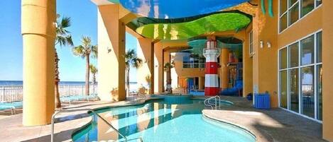 Een buitenzwembad, een verwarmd zwembad