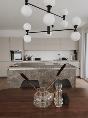 Réfrigérateur, four, plaque de cuisson, lave-vaisselle