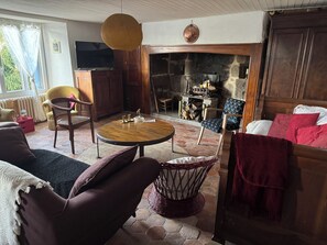 Fernseher, Kamin, DVD-Player, Tischtennisplatte