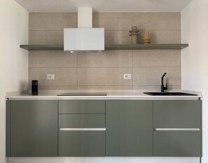 Four, plaque de cuisson, tables à manger