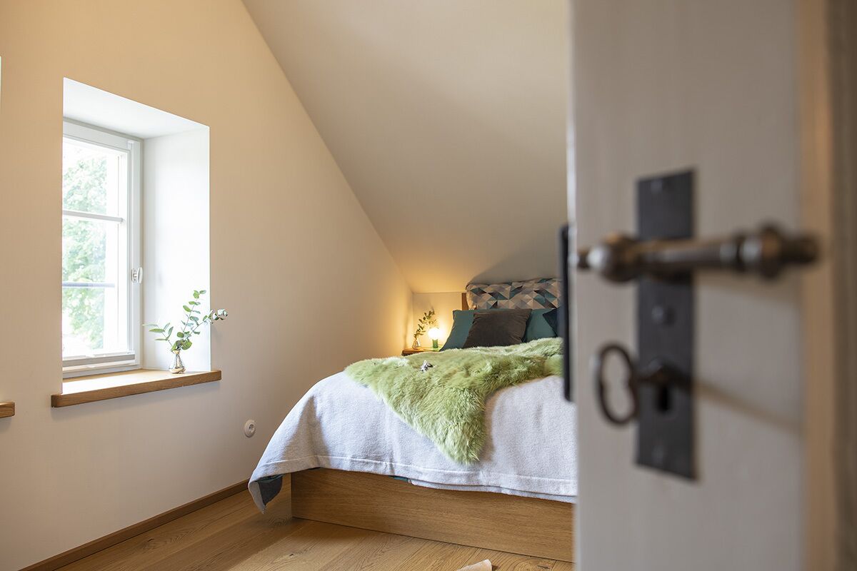 1 多间卧室、客房内保险箱、办公桌、熨斗/熨衣板