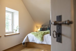 1 makuuhuone, tallelokero huoneessa, työpöytä, silitysrauta/-lauta