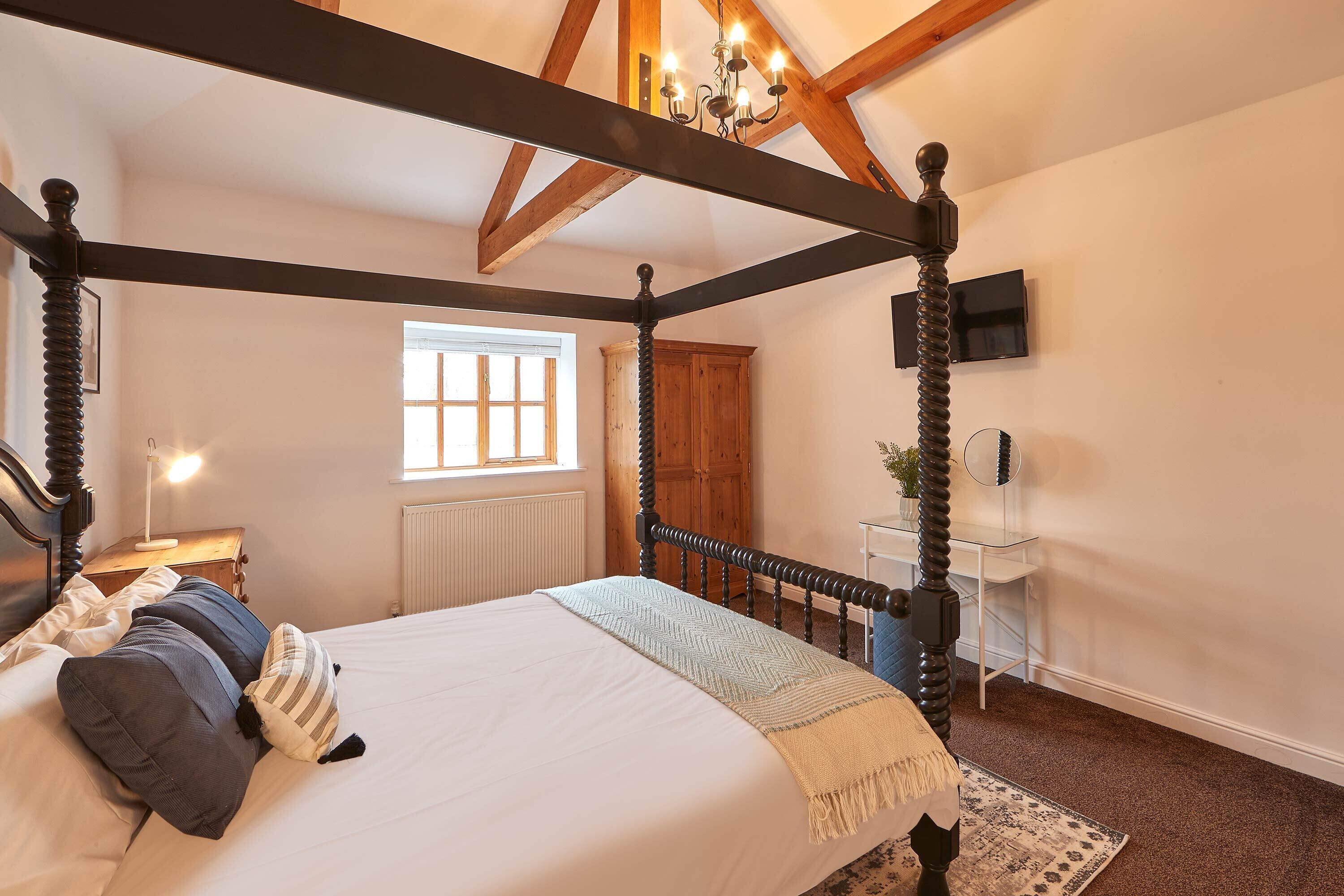 1 غرفة نوم وبديكورات فريدة لكل غرفة وطراز فريد لكل وحدة ومكواة/لوح كي