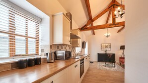 House | Private kitchen | Fridge, microwave, oven, stovetop - Guillemot Cottage (Bridlington)