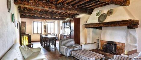 تلفزيون ذكي، مدفأة، كُتُب