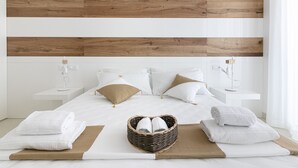 Une chambre d’hôtel bien aménagée, avec un grand lit, deux tables de chevet et une lampe de chevet de chaque côté.