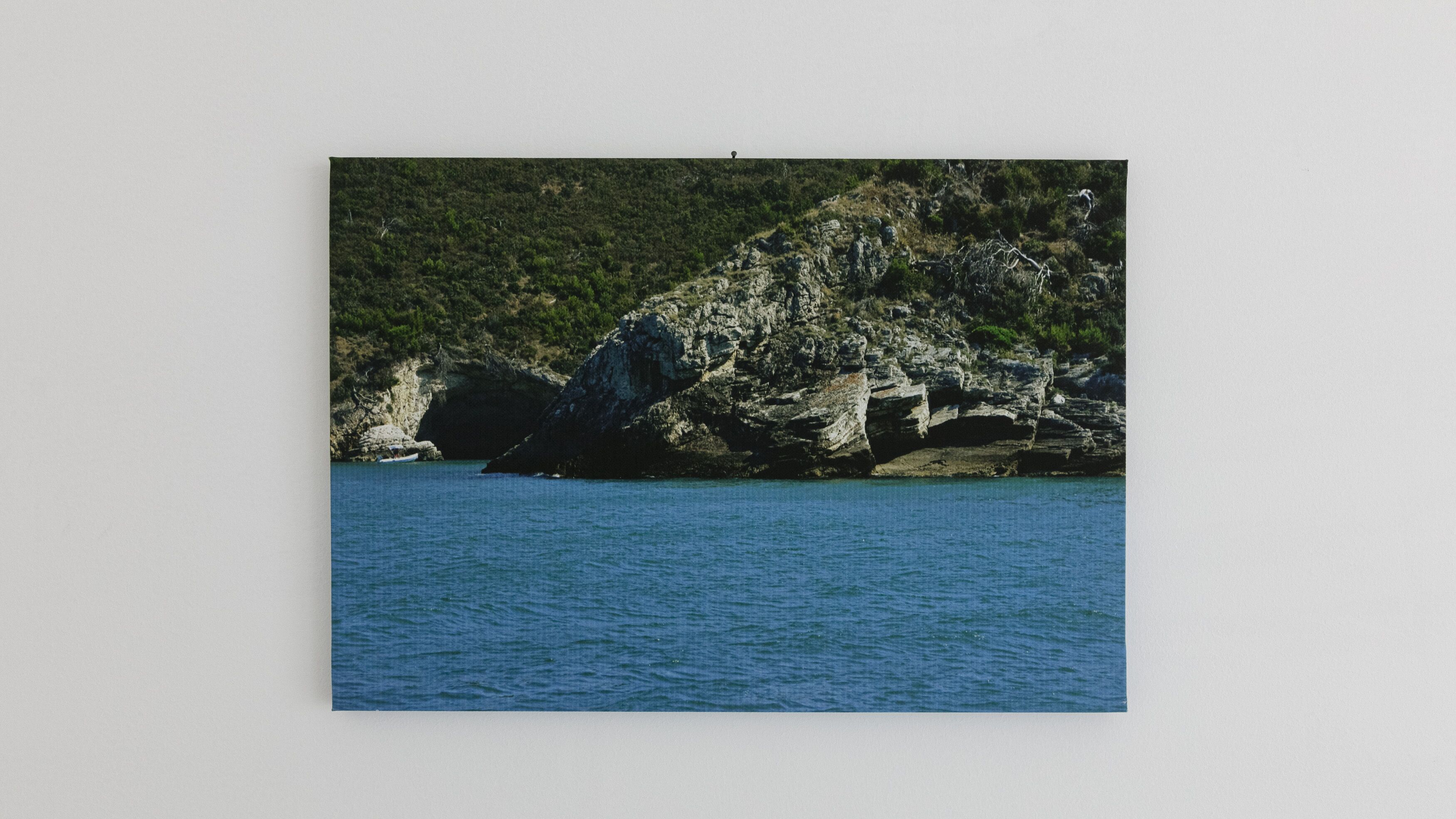 Un paisaje costero con acantilados rocosos y aguas tranquilas.