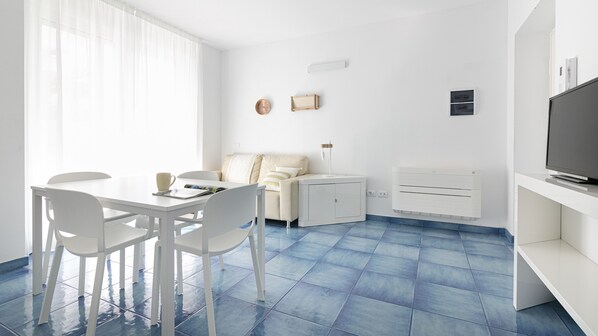 32-英寸电视（配备有线频道）