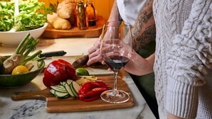 A kitchen with a red cabinet, a bowl of vegetables, and a wine glass. - Oppulent Lansdown Crescent Mews House with Free parking - Pass the Keys (Bath)
