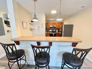 Refrigerador, horno, placa de cocina, cafetera/tetera