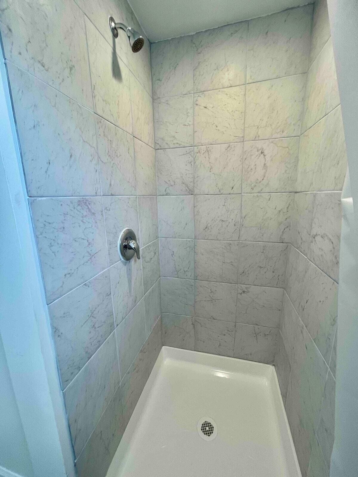 Ensemble douche/baignoire, sèche-cheveux, serviettes fournies, savon