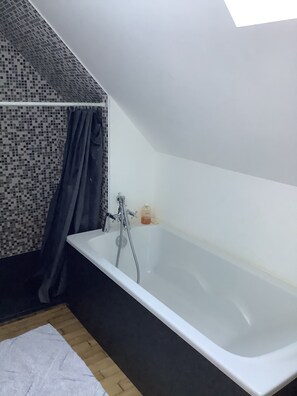 Sèche-cheveux, papier toilette