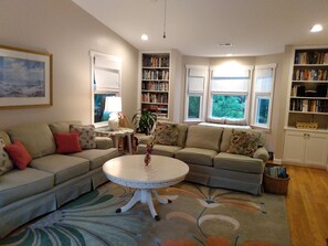 Smart TV, fireplace, DVD player, ping pong