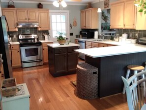 Frigorifero, microonde, forno, piano cottura