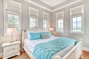 3 makuuhuonetta, työpöytä, silitysrauta/-lauta, Wi-Fi