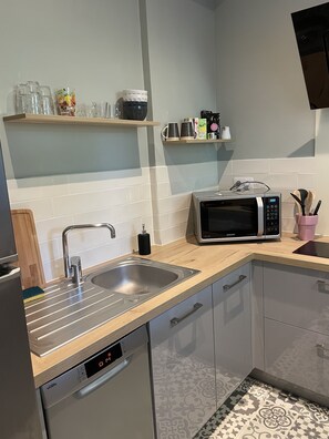 Frigorífico, microondas, horno y placa de cocina