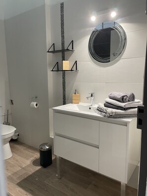 Douche, sèche-cheveux, serviettes fournies, savon