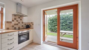 House | Private kitchen | Fridge, microwave, oven, stovetop