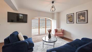 House | Living area | 32-inch flat-screen TV with digital channels, TV