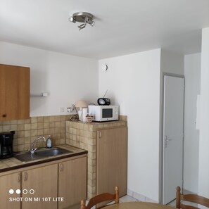 Een koelkast, een microgolfoven, een oven, een kookplaat