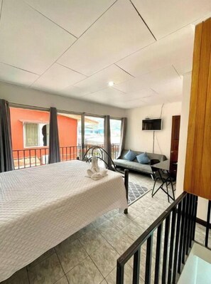 1 slaapkamer, een bureau, een strijkplank/strijkijzer, wifi