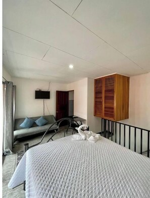 1 chambre, bureau, fer et planche à repasser, Wi-Fi