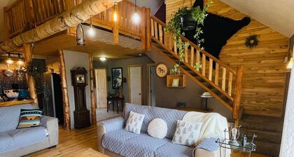 10 acre, close to trails, WiFi, Kayaks, small lake/marsh,New beds.