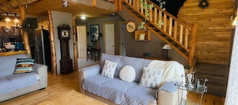 10 acre, close to trails, WiFi, Kayaks, small lake/marsh,New beds.