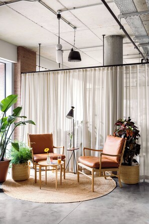 Lobby sitting area - Turing Locke Cambridge (Cambridge)