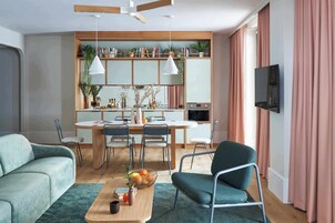 Apartamento exclusivo | Cocina privada | Frigorífico, microondas, placa de cocina y lavavajillas
