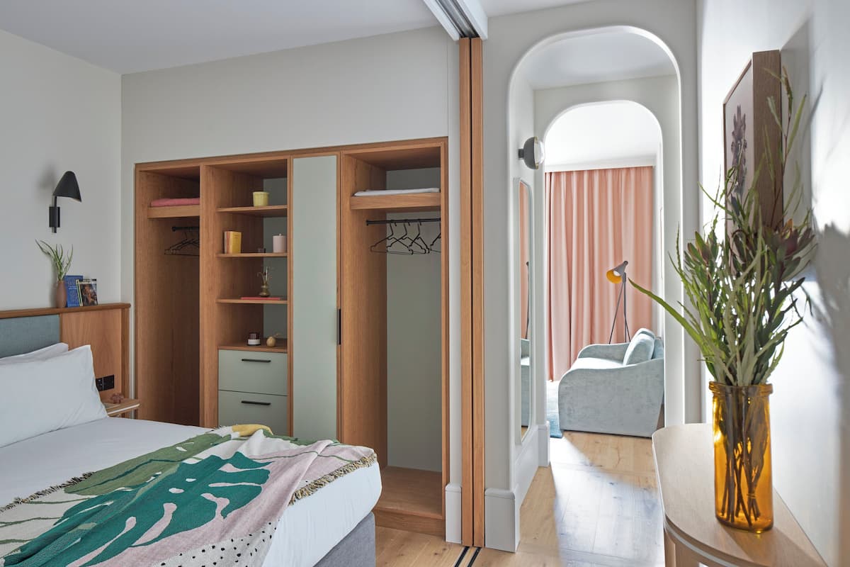1 habitación, caja de seguridad en la habitación y escritorio