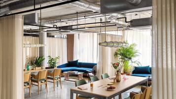 Coin salon dans le hall