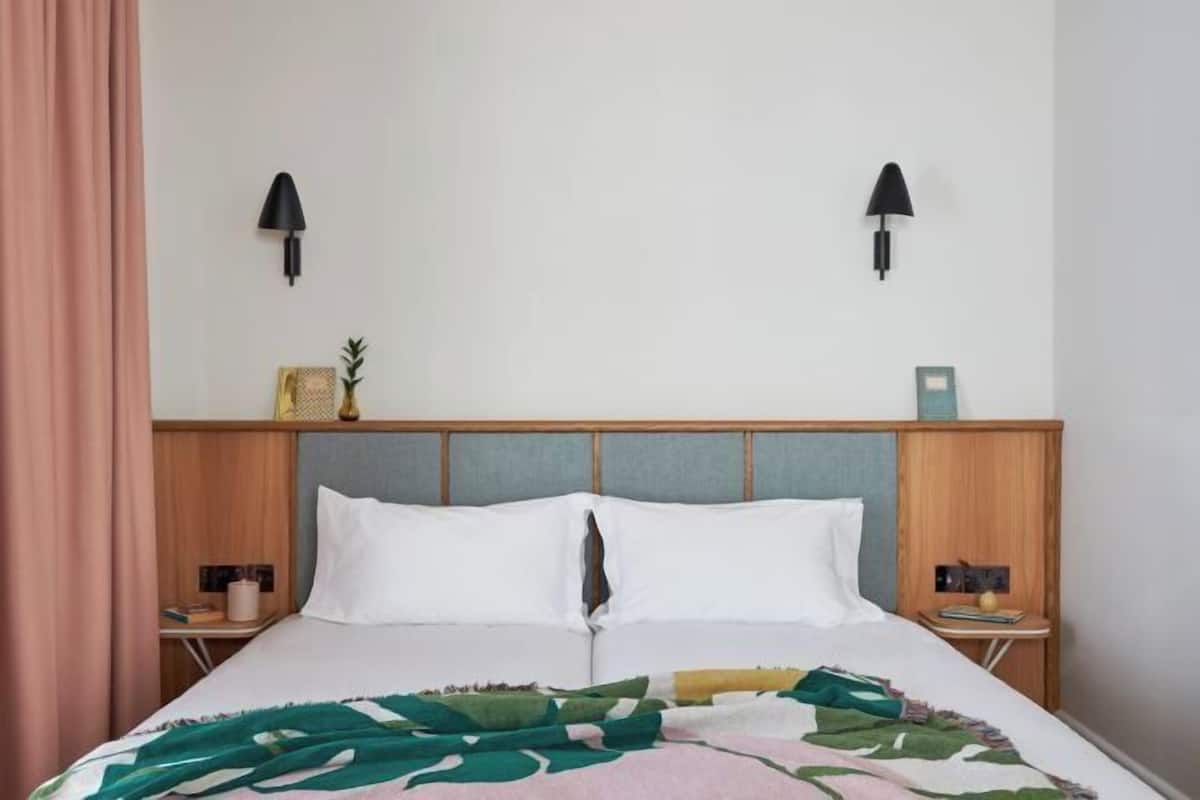 1 habitación, caja de seguridad en la habitación y escritorio