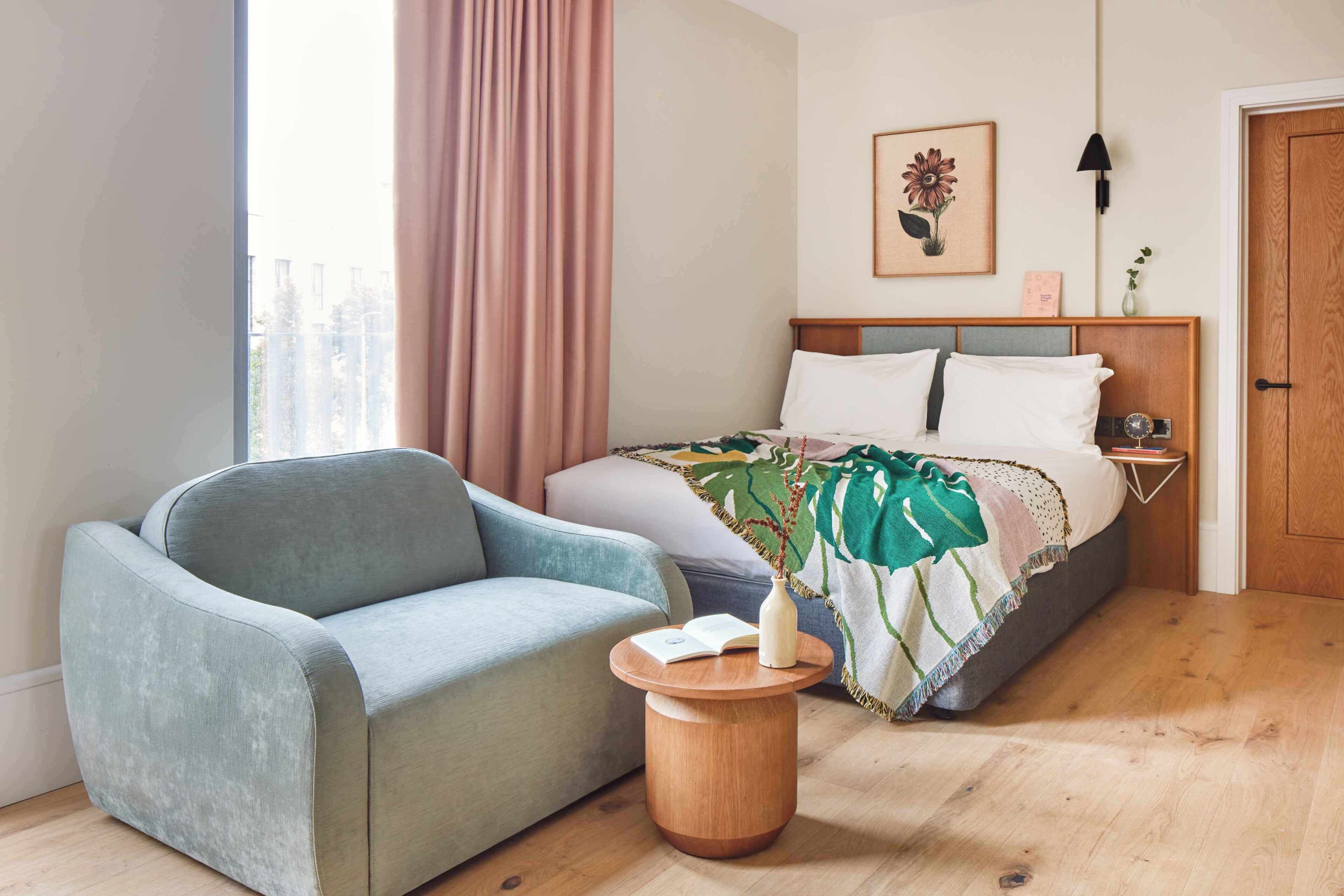 Lägenhet Classic | Värdeförvaringsskåp på rummet, skrivbord och arbetsyta för laptop