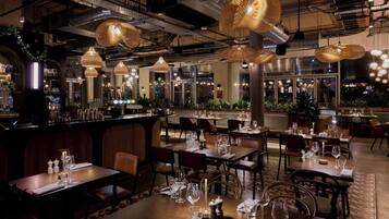 Phục vụ bữa sáng, bữa trưa và bữa tối