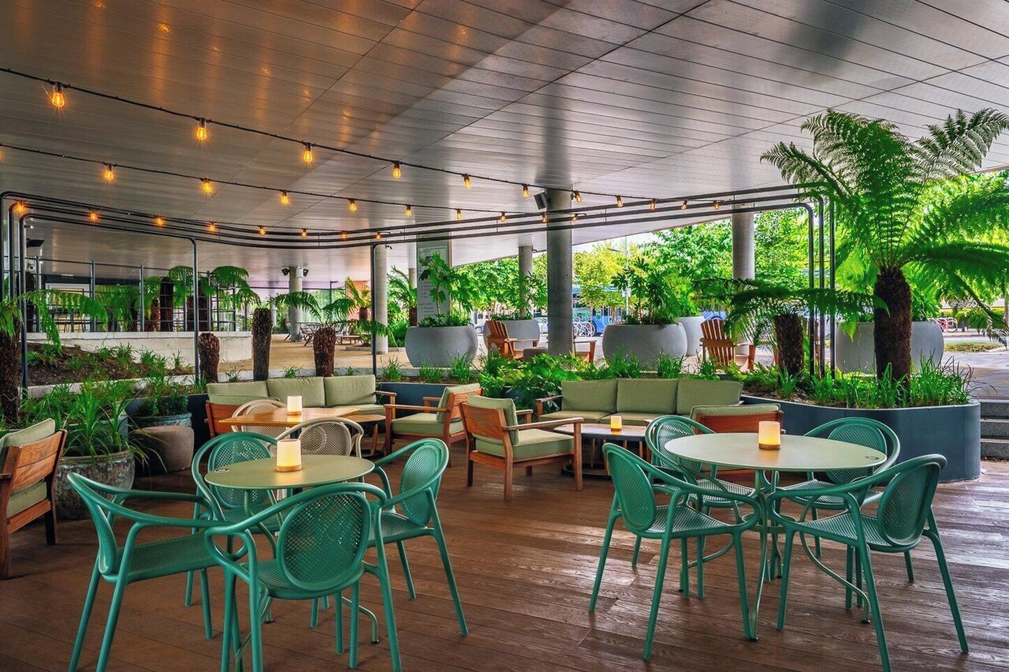 Petit déjeuner, déjeuner et dîner servis sur place