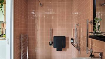 Un bagno con doccia, lavandino e specchio.
