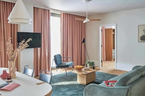 Two Bedroom Family Suite | Värdeförvaringsskåp på rummet, skrivbord och arbetsyta för laptop