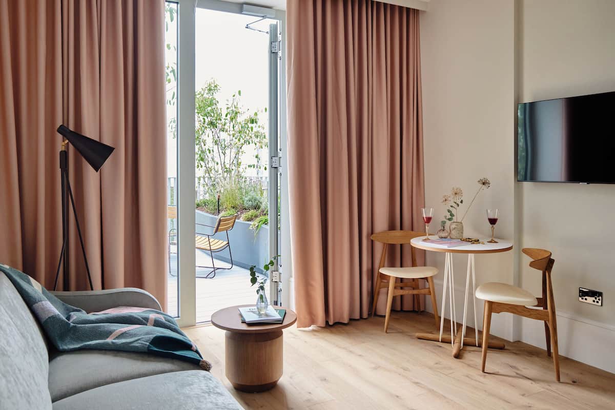 Suite Confort | 1 habitación, caja de seguridad en la habitación y escritorio
