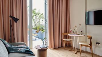 Terrace Suite | In-room safe, desk, laptop workspace, blackout drapes