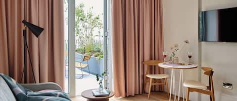 Terrace Suite | In-room safe, desk, laptop workspace, blackout drapes